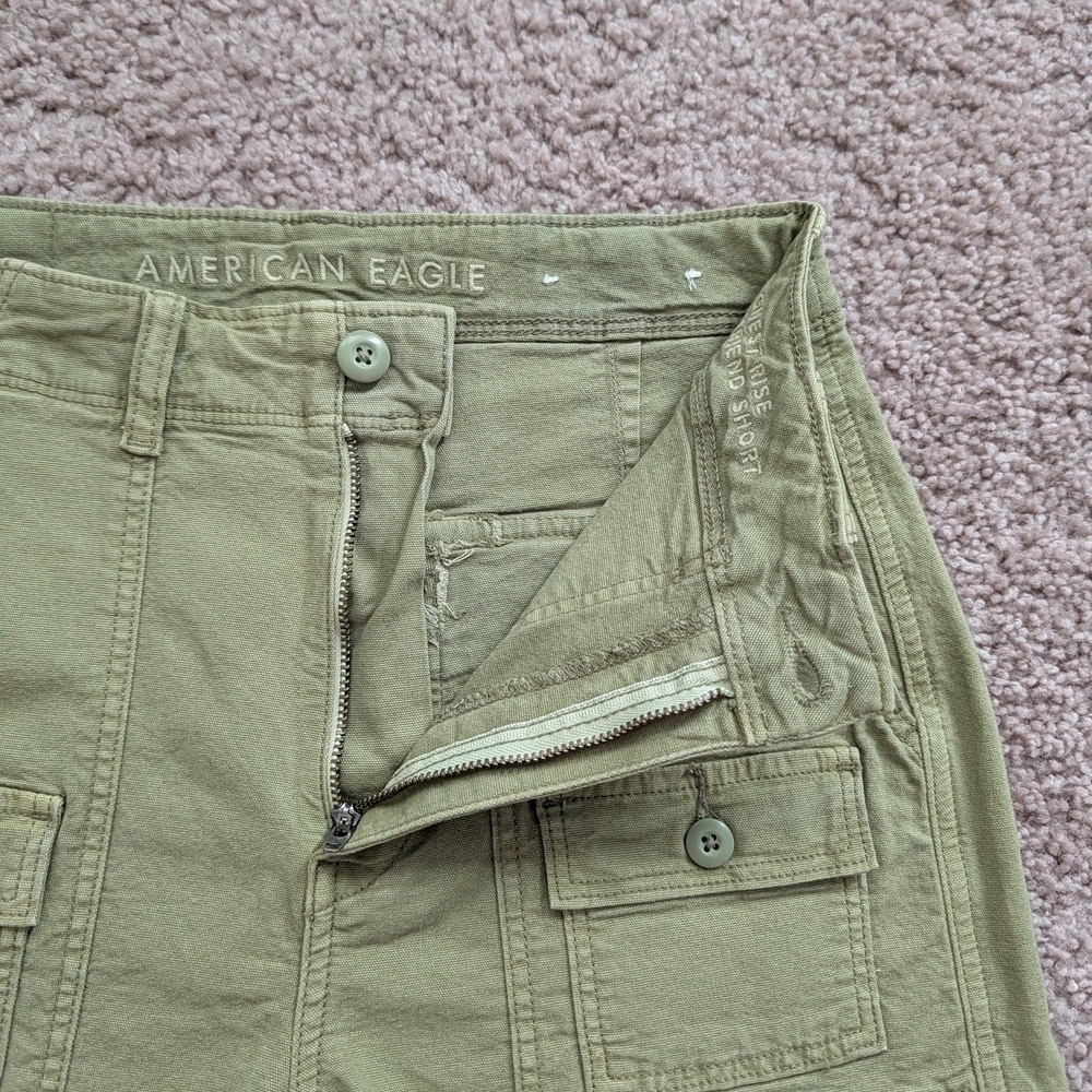 American Eagle Olive Green Stretch Highest Rise 90s Boyfriend Cargo Short Size 2 - Picture 7 of 13